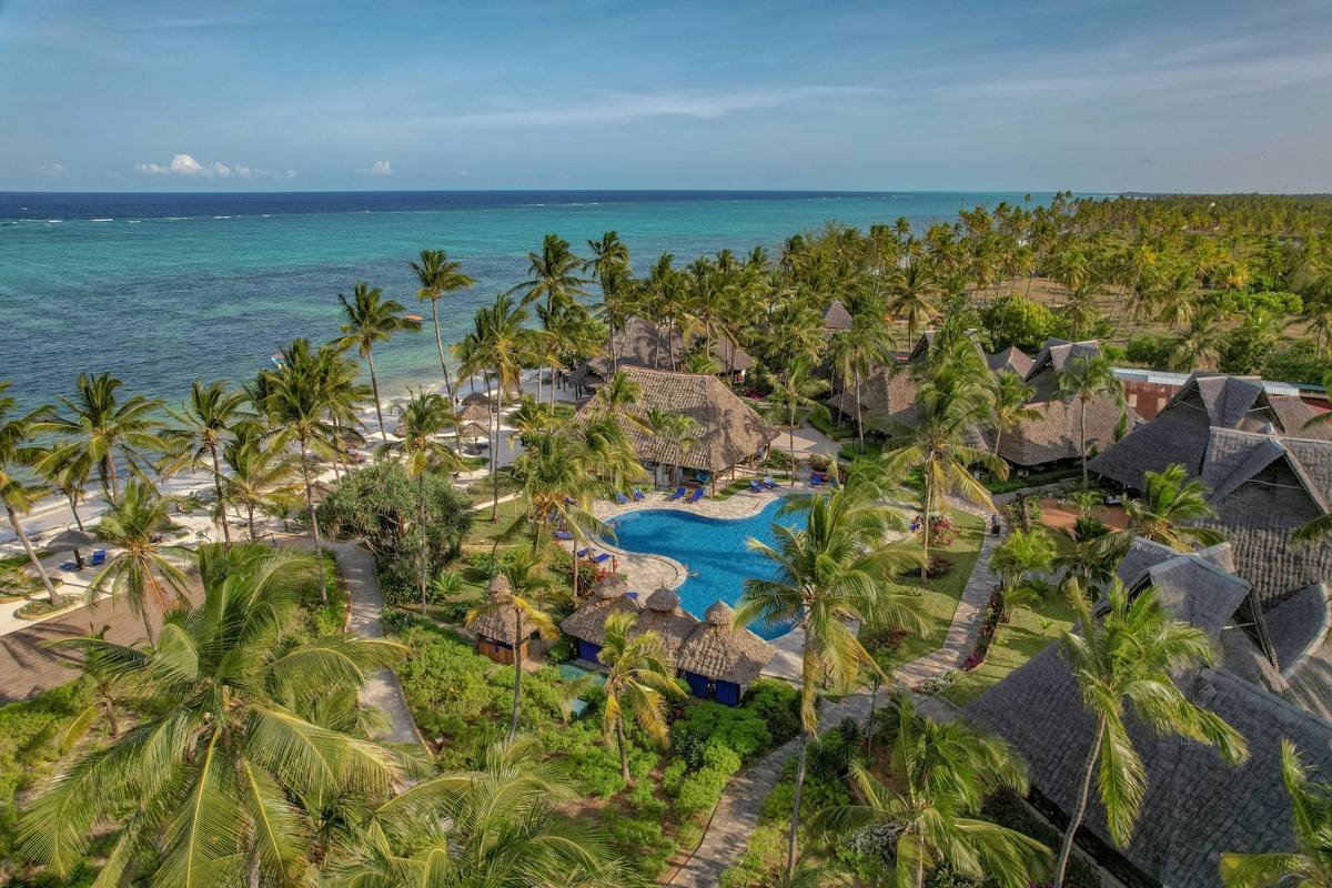Historic cottage rental next to a picturesque medieval castle