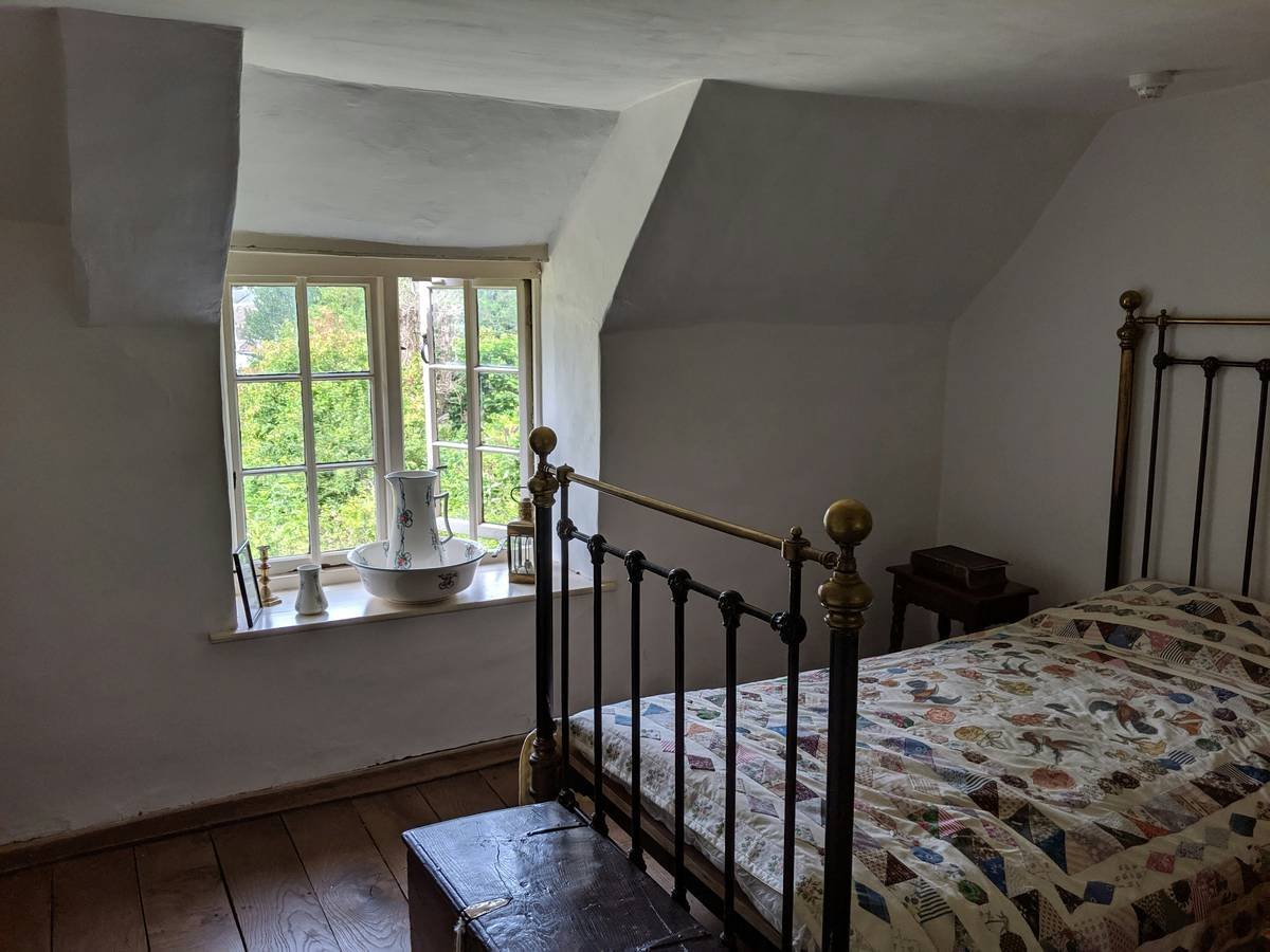 Bar chart comparing traveler satisfaction: 82% highly satisfied with verified historic stays vs. 34% with unverified 'historic' rentals