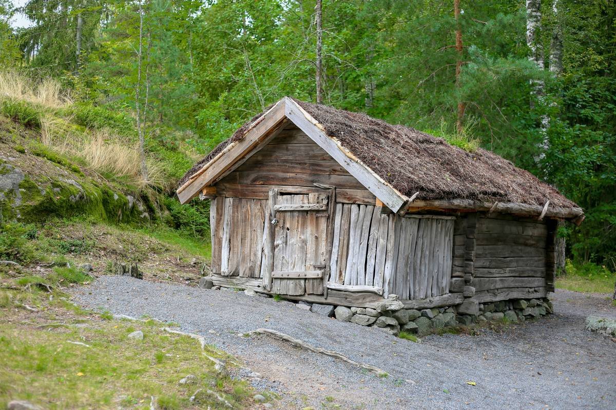 Bar chart showing 2023 heritage tourism market value at $328B with 6.2% annual growth projection through 2030
