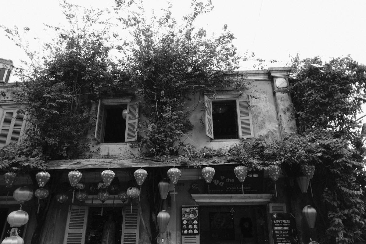 Bar chart showing distribution of historic vacation rentals by region: 42% Western Europe, 28% U.S. Northeast, 15% Mediterranean, 10% Canada, 5% Asia-Pacific