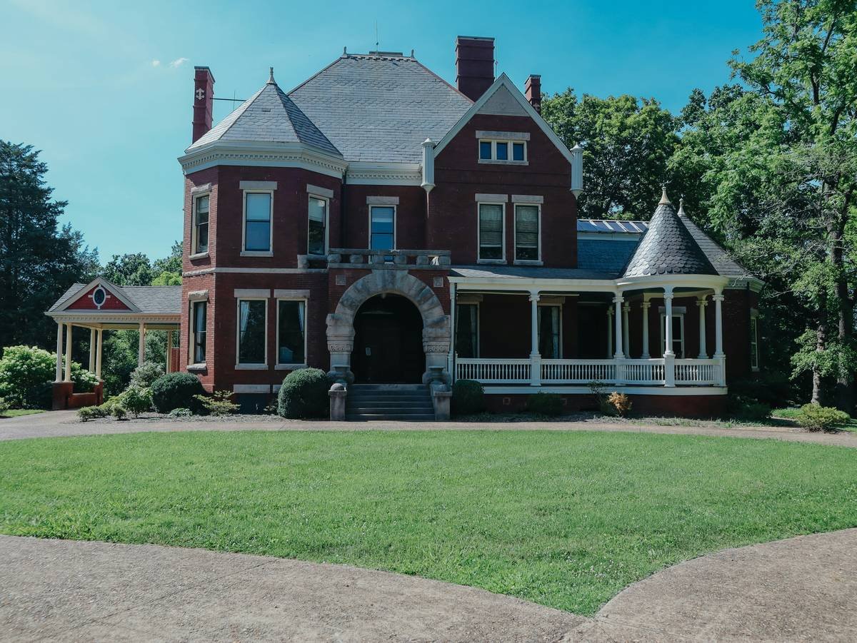 Chart comparing authentic heritage stays vs. faux historic rentals based on criteria like legal designation, restoration standards, and guest experience