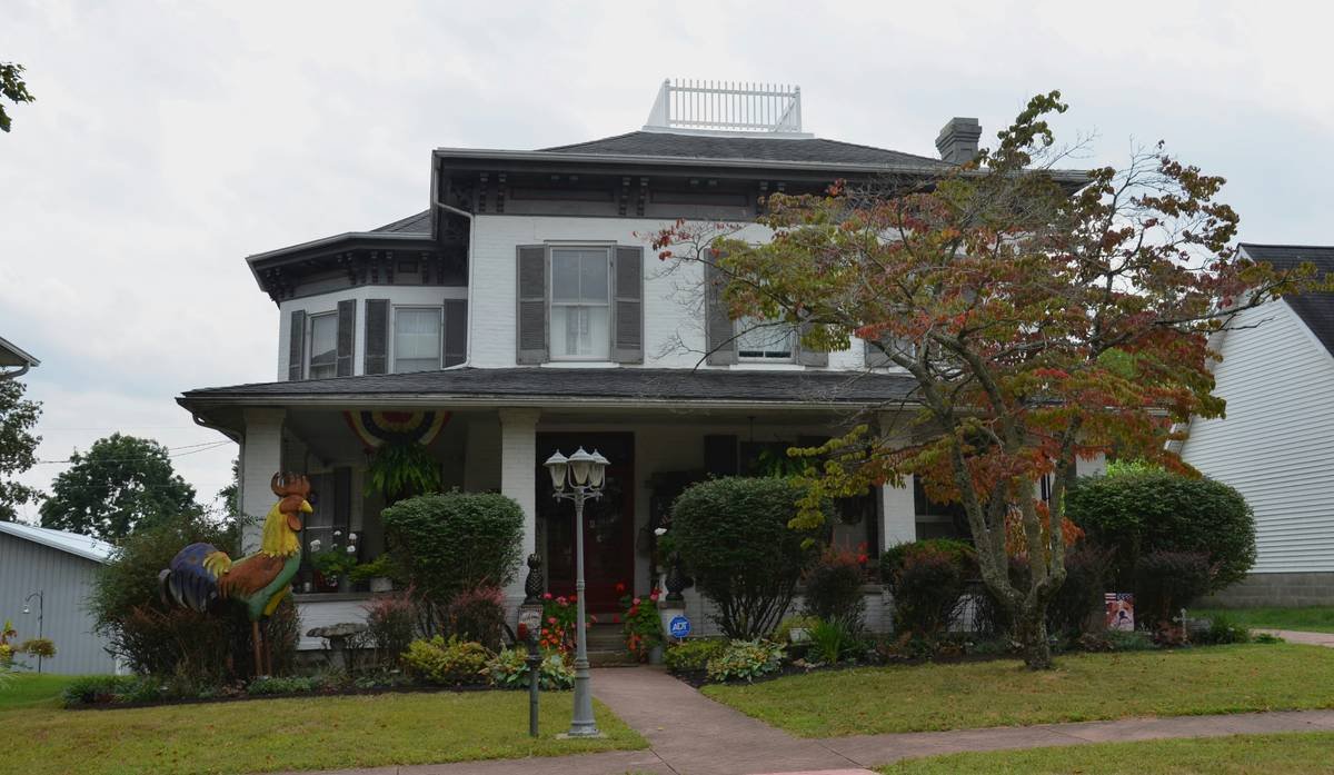 Chart comparing authentic vs. faux historic vacation rentals: features include original materials, NRHP listing, preservation compliance, and owner stewardship