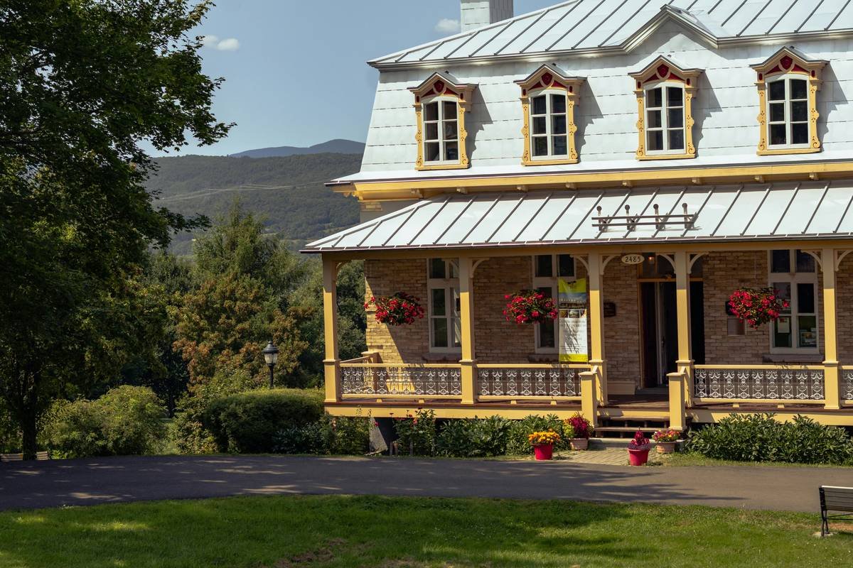 Infographic showing a scale from 'Decorative Historic' (fake antiques, no context) to 'Immersive Vacation Base Culture' (local host, oral histories, active participation).