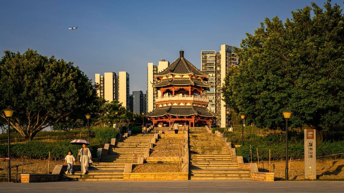 Infographic showing global distribution of verified heritage vacation rentals by country, with Italy leading at 32%, followed by France (24%), Spain (18%), and others. Data sourced from UNESCO 2023 Sustainable Tourism Report.