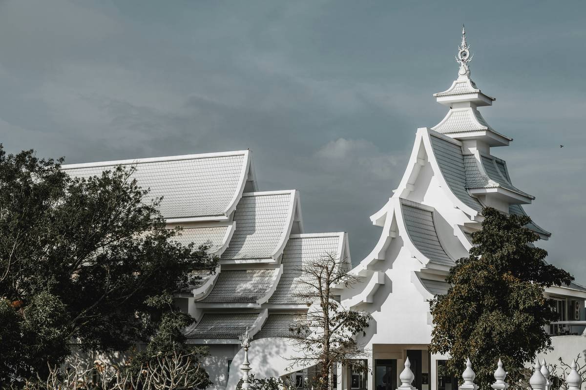 Infographic comparing authentic heritage resort rents vs misleading 'historic-style' rentals based on registry status, restoration documentation, and cultural programming