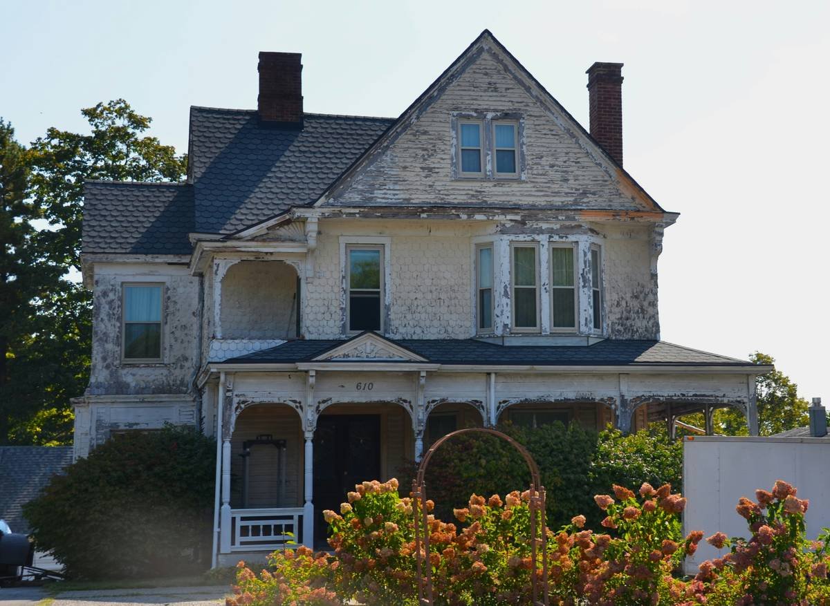 Infographic showing how to verify a historic old rental: check NRHP listing, local landmark status, architectural period features, and owner documentation