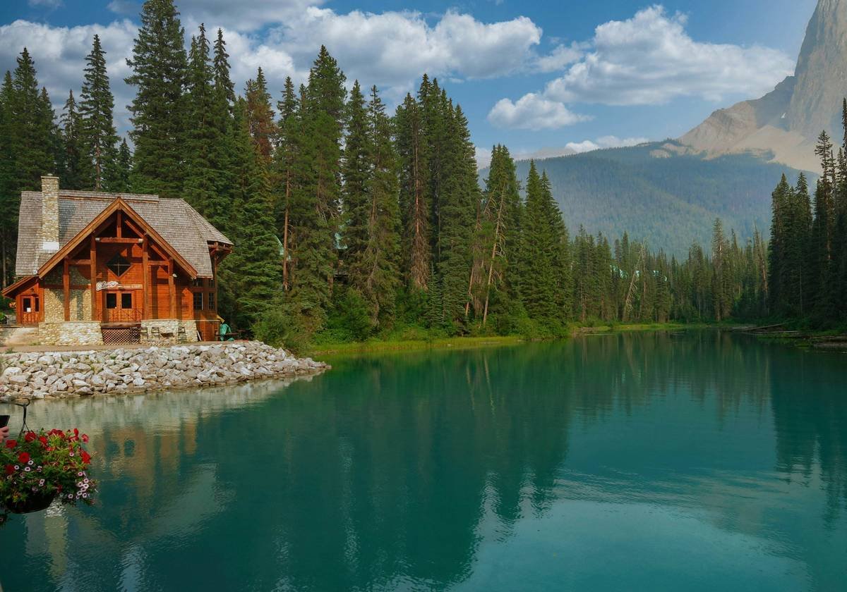 Why Your Next Getaway Needs a Capsule Vintage Stay (And How to Nail It)
