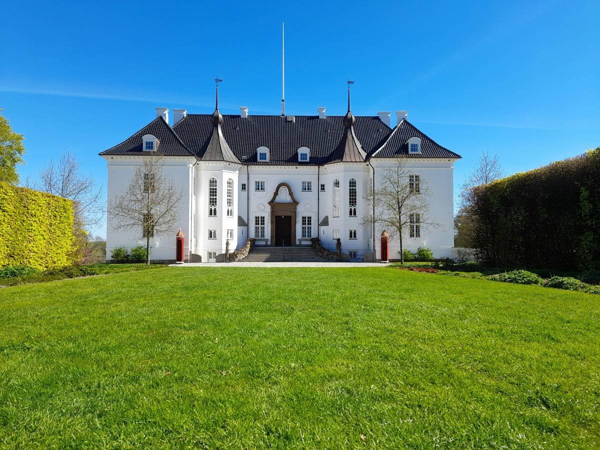 Bar chart showing 62% of travelers feel more connected to local culture when staying in historic properties vs. standard hotels