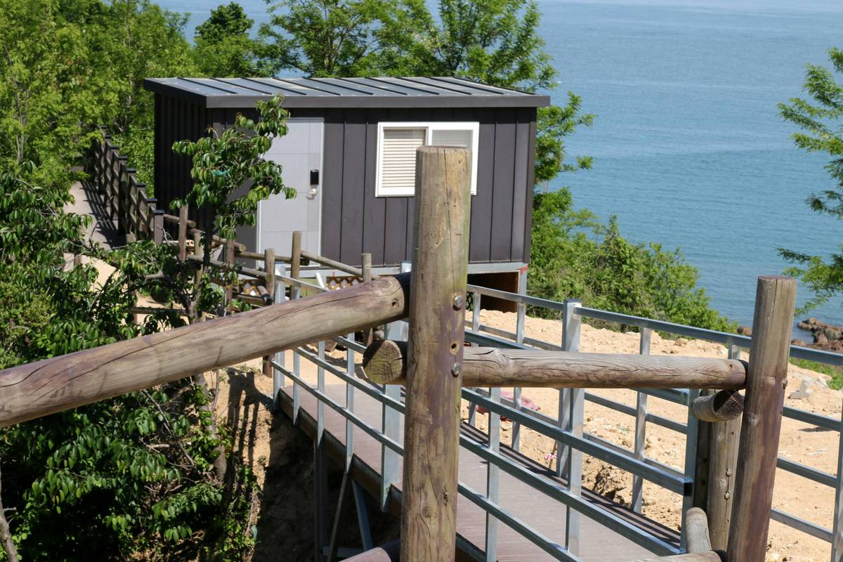 Infographic: Common pitfalls of historic vacation rentals including poor location, no parking, weak Wi-Fi, and inaccessible layouts