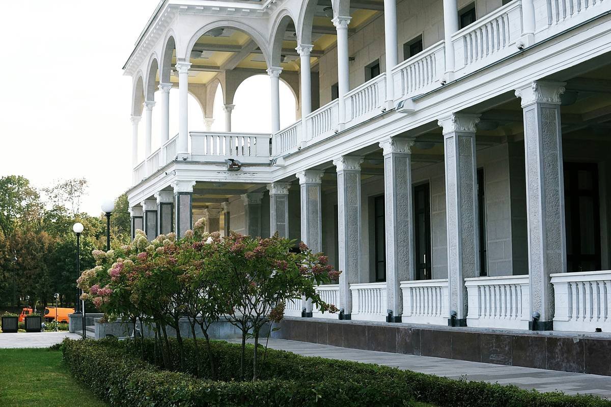 Historic Savannah vacation rentals featuring a restored 19th-century townhouse with wrought-iron balcony and live oaks