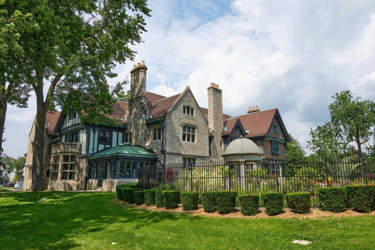 Vintage Rentals for Weddings: Step Back in Time Without Sacrificing Modern Comfort